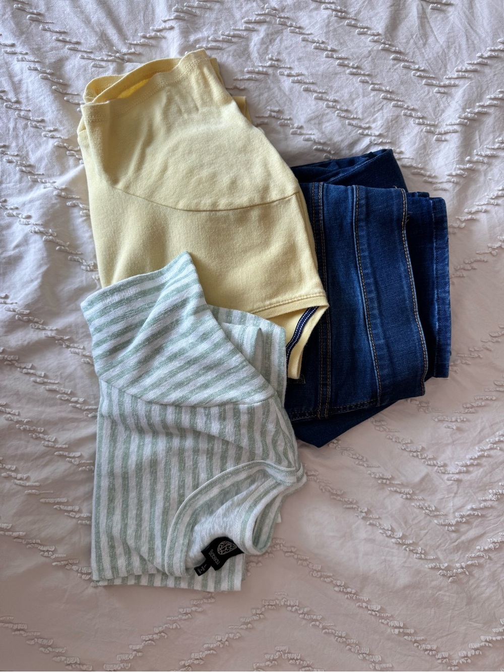 Women’s set: Jeans + 2 short sleeved tops